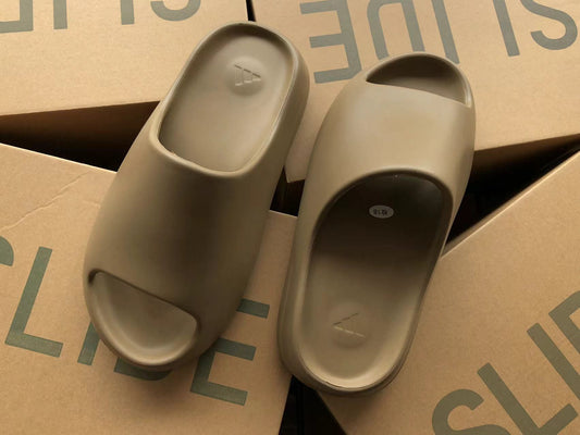 Adidas Yeezy Slapi Închis Maro - prezentare produs
