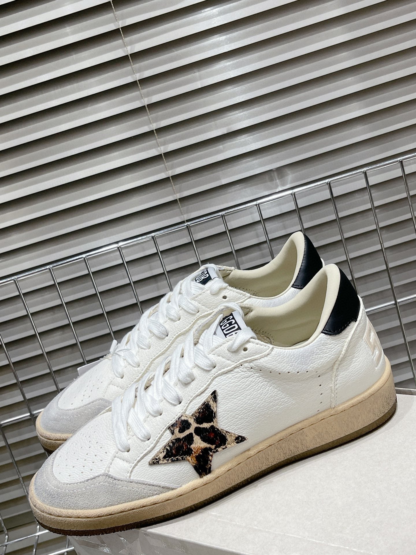 Golden Goose Deluxe G16 Pantofi sport - prezentare produs
