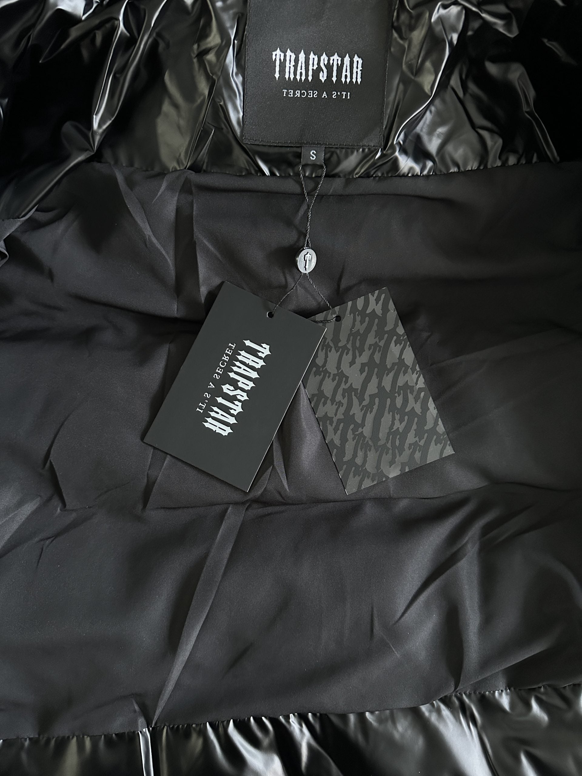 Trapstar Geacă Irongate Embossed Puffer New Colecție - prezentare produs