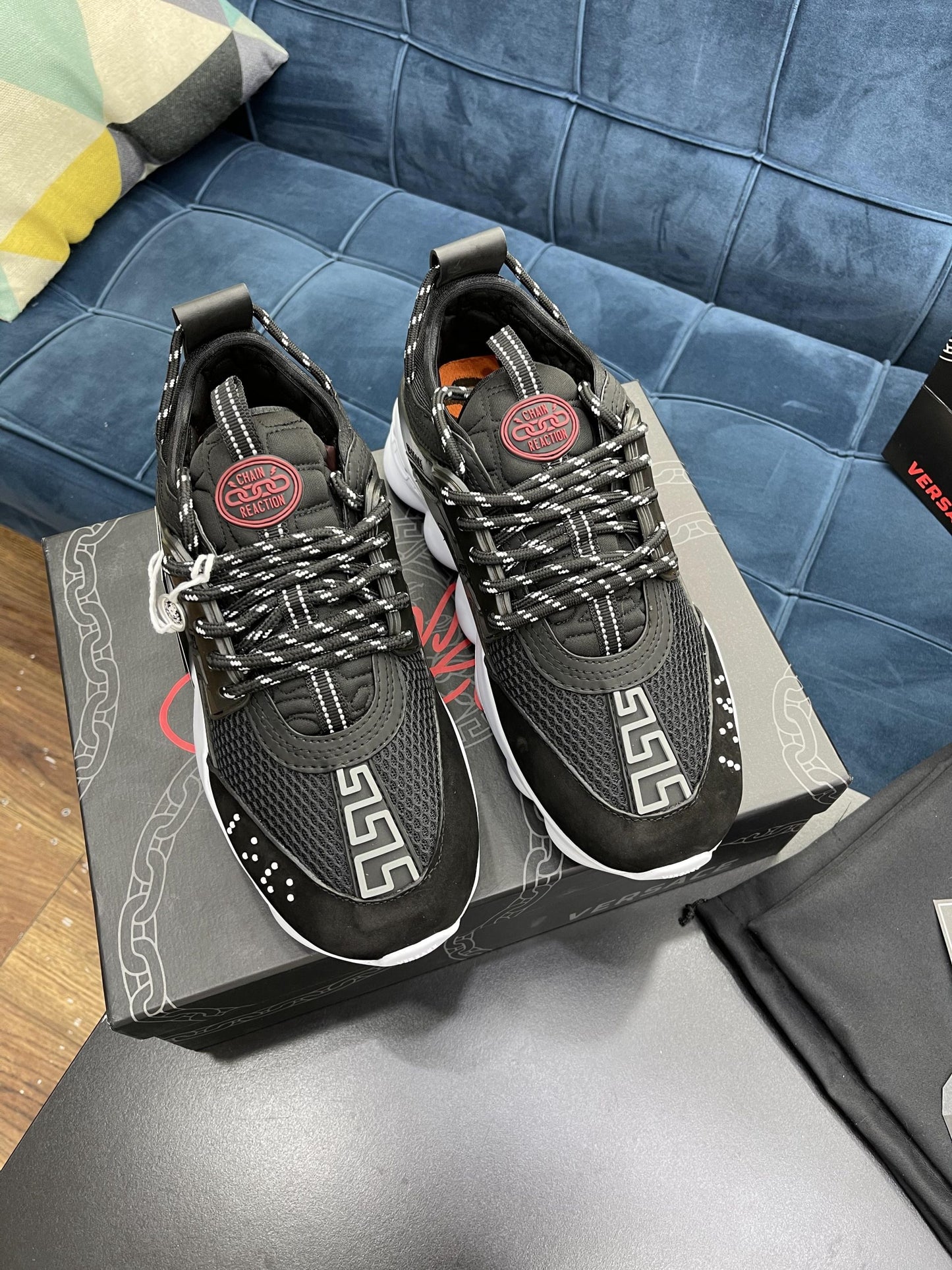 Versace Chain Reaction Negru Alb - prezentare produs