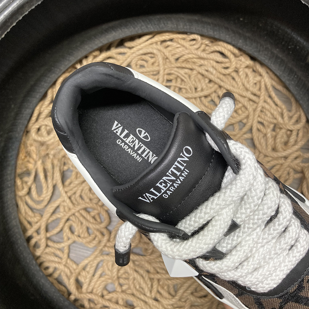 Valentino One Stud Dark Maro Pantofi sport - prezentare produs