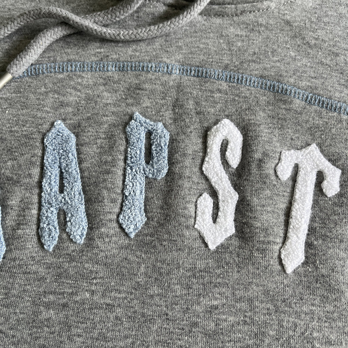 Trapstar Trening Chenille Gri Albastru Alb - prezentare produs