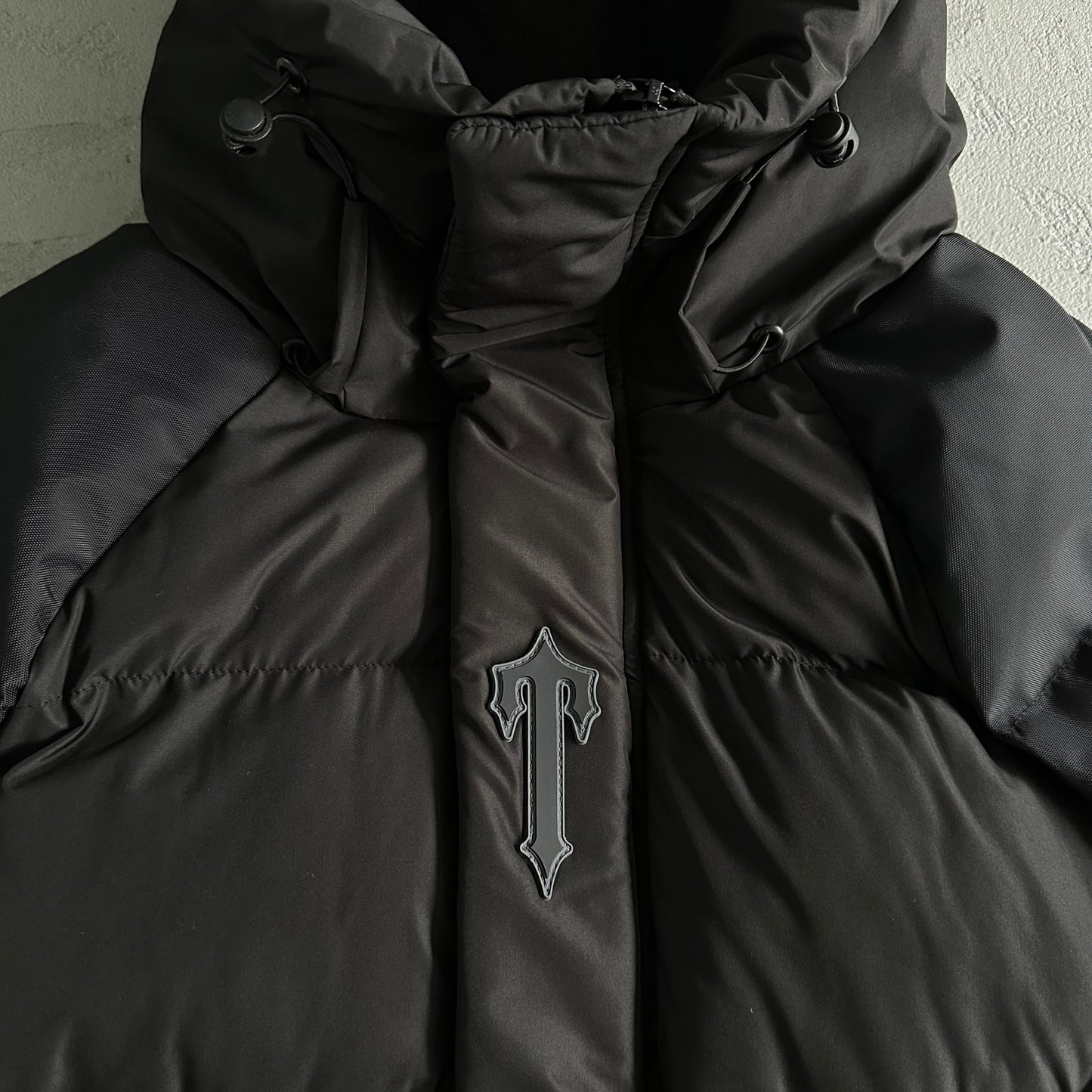 Trapstar Geacă Decoded Arch Puffer Negru New Colecție - prezentare produs