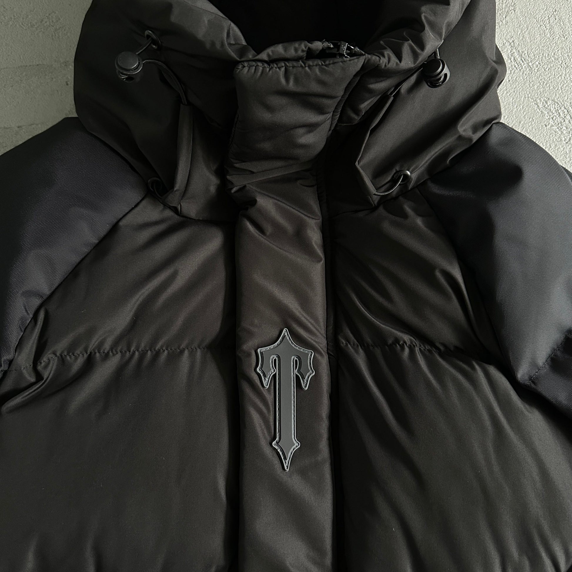 Trapstar Geacă Decoded Arch Puffer Negru New Colecție - prezentare produs