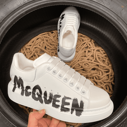 Alexander McQueen Alb Graffiti - prezentare produs