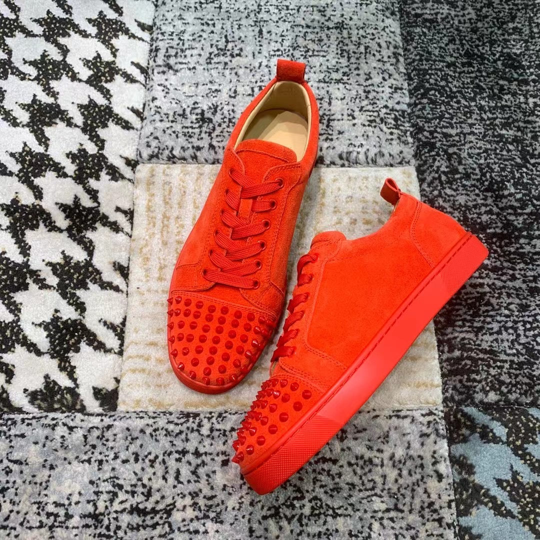 Christian Louboutin Roșu Velvet Spikes Low - prezentare produs