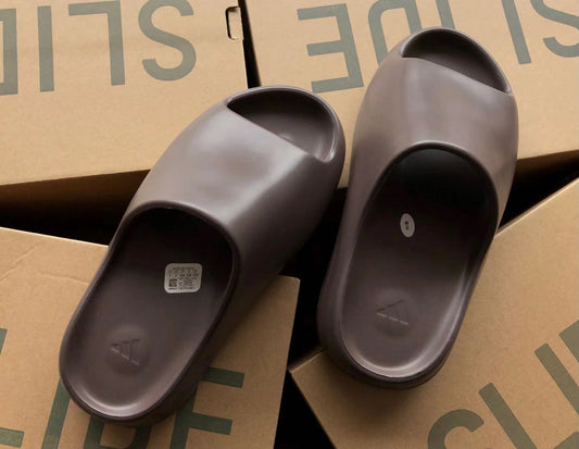 Adidas Yeezy Slapi Închis Maro - prezentare produs