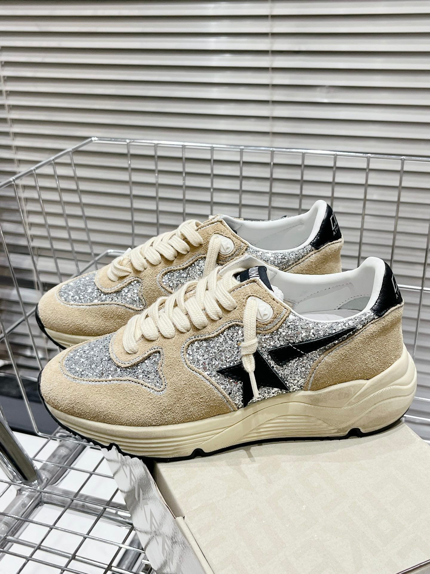 Golden Goose Deluxe G53 - prezentare produs
