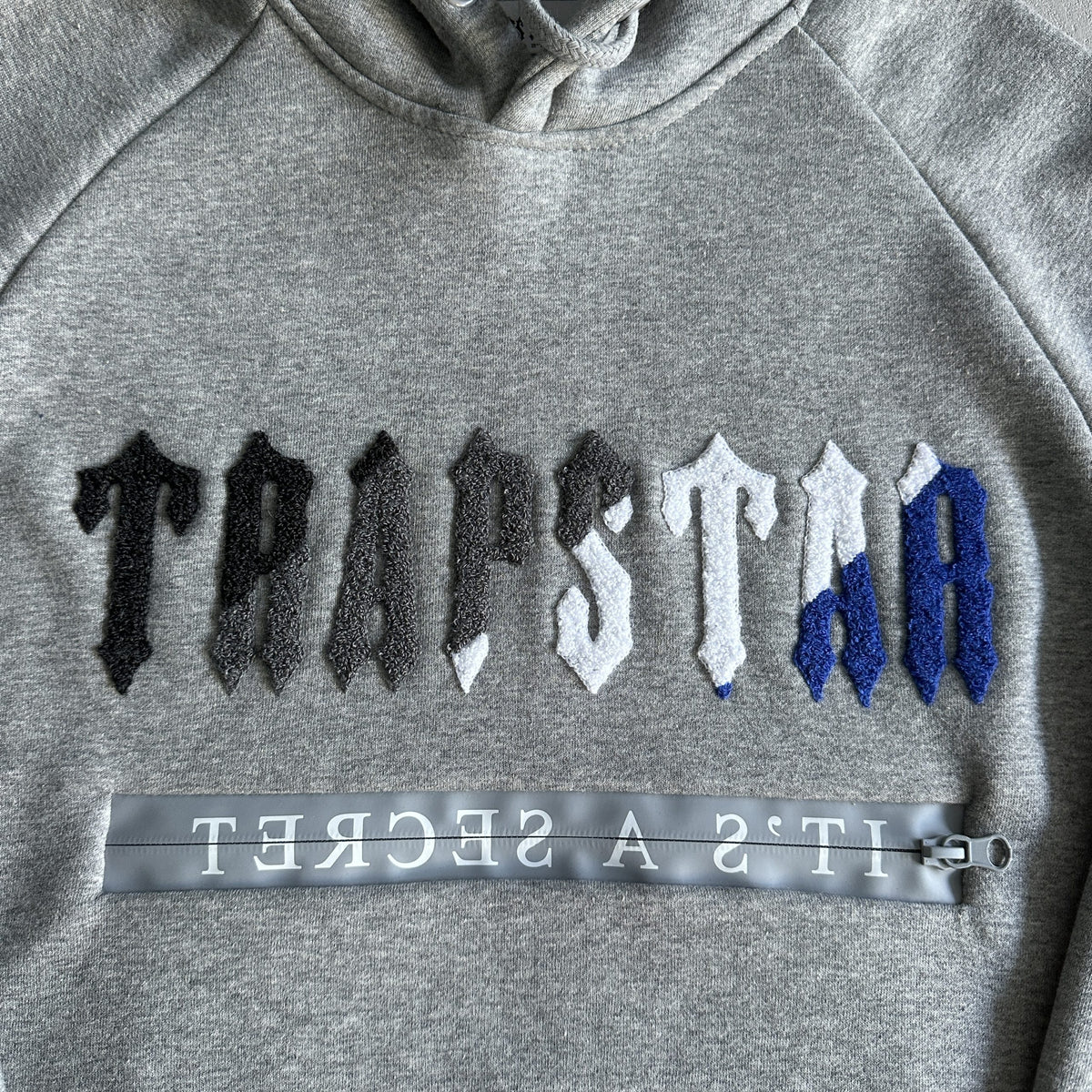 Trapstar Trening Chenille Gri Albastru - prezentare produs