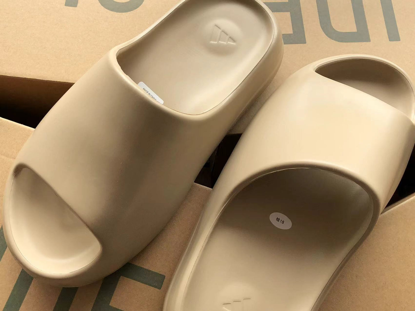 Adidas Yeezy Slapi Bone - prezentare produs