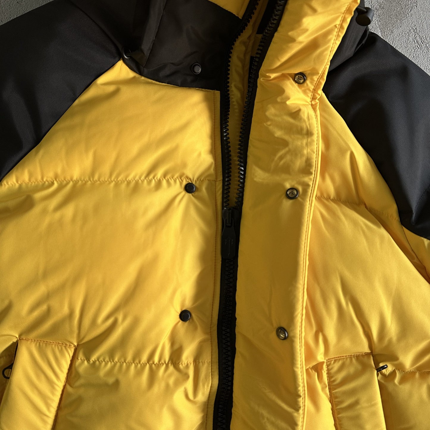 Trapstar Geacă Arch Puffer Geacă Negru Galben New Colecție - prezentare produs