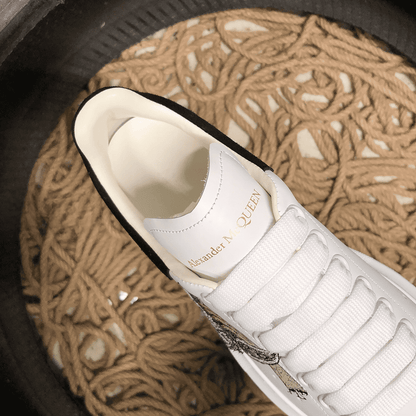 Alexander McQueen M04 - prezentare produs