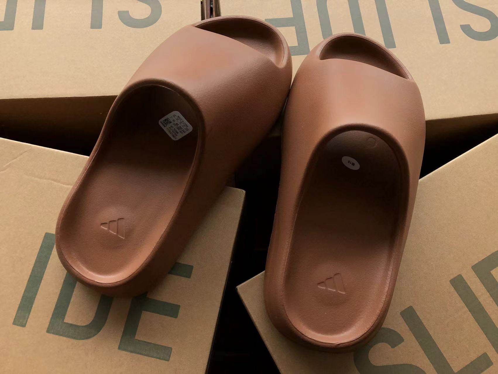 Adidas Yeezy Slapi Chocolate - prezentare produs
