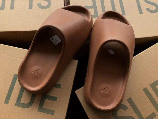 Adidas Yeezy Slapi Chocolate - prezentare produs