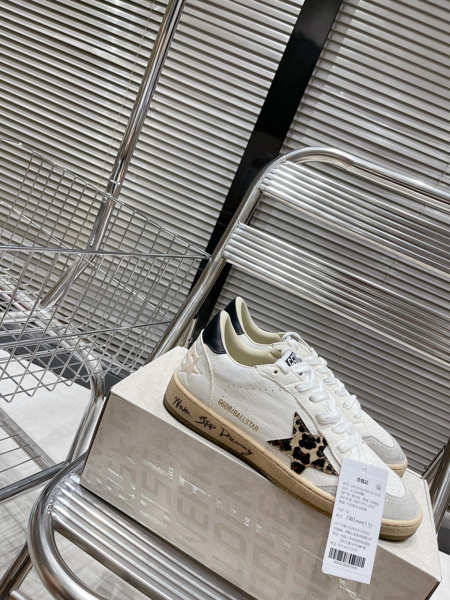 Golden Goose Deluxe G16 - prezentare produs
